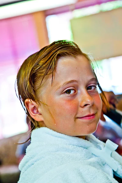 Giovani ragazzi dal parrucchiere — Foto Stock