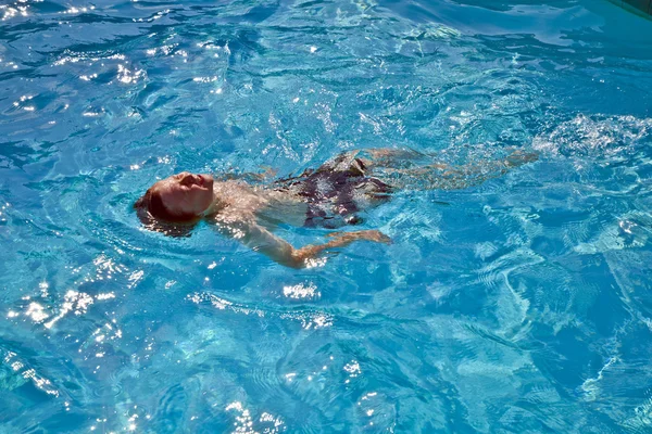 Ребенок веселится в бассейне — стоковое фото