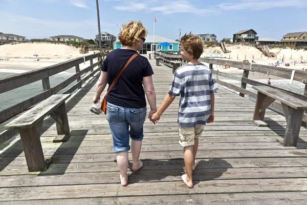 Мати і син йдуть рукою в руки — стокове фото