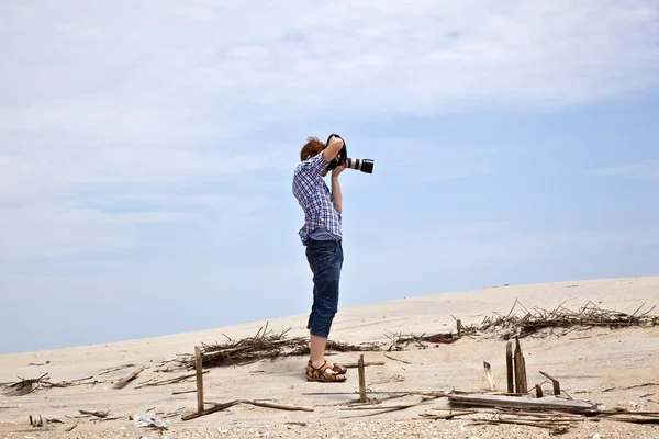 Ragazzo scattare foto presso la bella spiaggia — Foto Stock