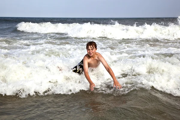Gyermek már szórakozás a hullámok az óceánon — Stock Fotó