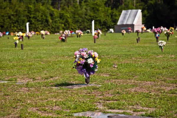Αμερικανική νεκροταφείο με λουλούδια σε τάφους — Φωτογραφία Αρχείου