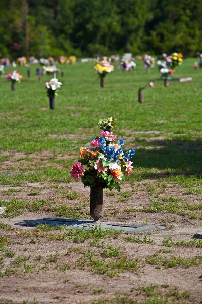 Cementerio americano con flores en las tumbas —  Fotos de Stock