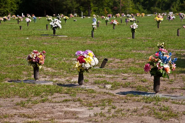 Cementerio americano con flores en las tumbas —  Fotos de Stock