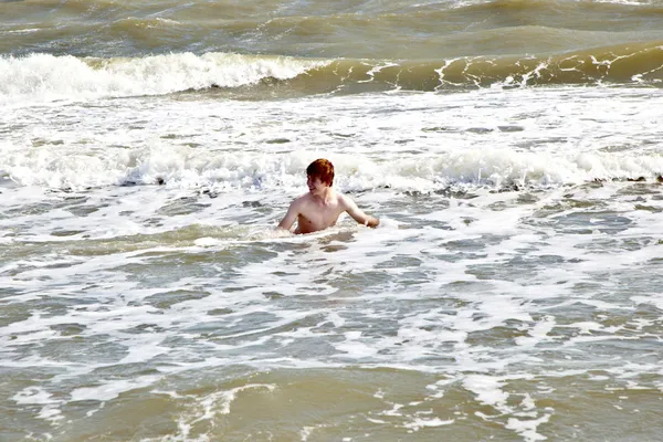 Garçon profiter des vagues dans l'océan sauvage — Photo