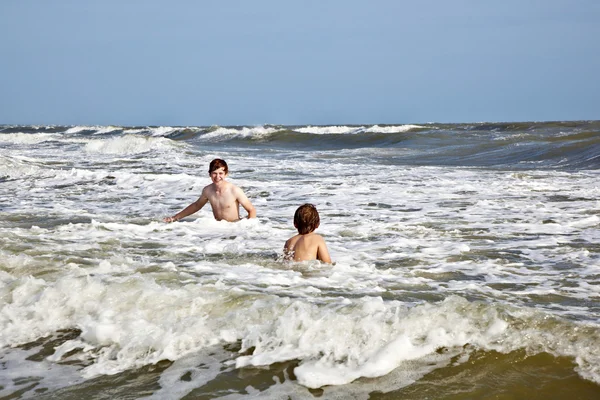 Chlapci baví vlny v divoký oceán — Stock fotografie