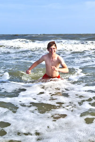 Pojken har vackra havet och stranden — Stockfoto