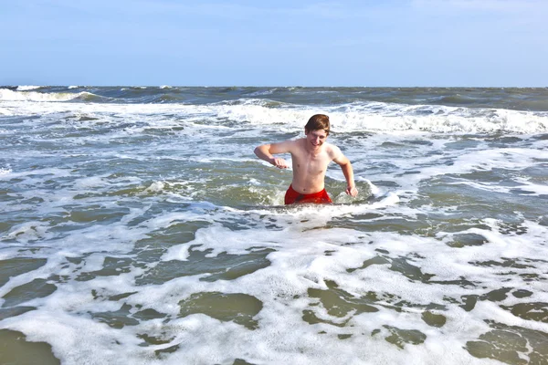 소년 즐기는 아름 다운 바다와 해변 — 스톡 사진