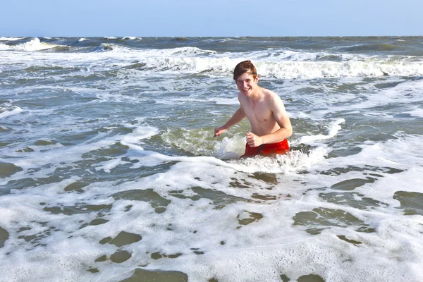 Хлопчик насолоджується прекрасним океаном і пляжем — стокове фото