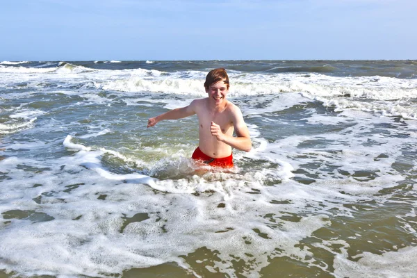 Αγόρι απολαμβάνει την όμορφη ωκεανό και την παραλία — Φωτογραφία Αρχείου