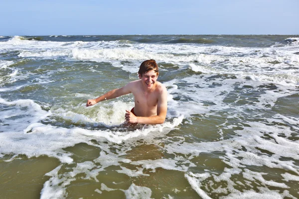 Menino gosta do belo oceano e praia — Fotografia de Stock