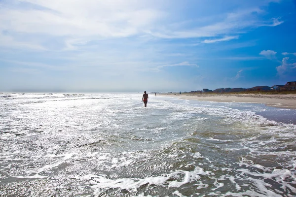 Γυναίκα που περπατά σε μια όμορφη παραλία — Φωτογραφία Αρχείου