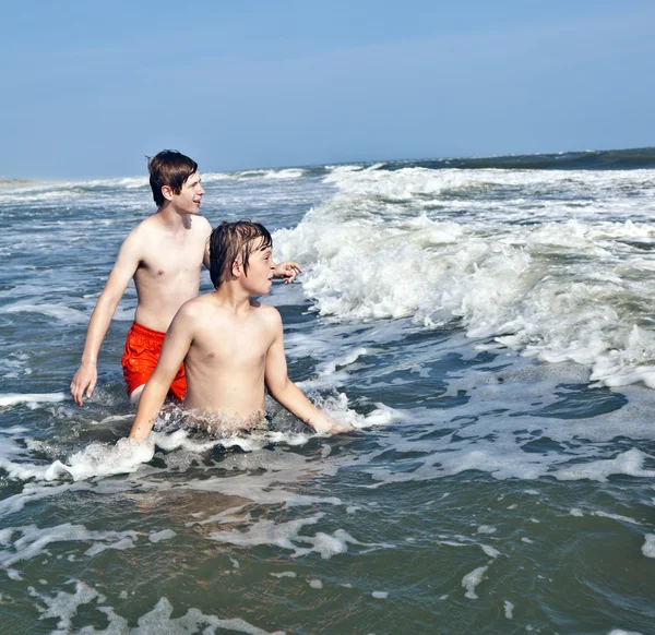 Jongen genieten van de prachtige oceaan en het strand — Stockfoto