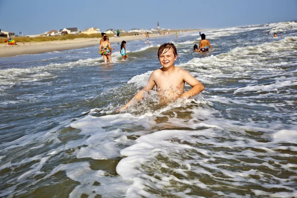 아름 다운 바다와 해변을 즐기는 소년 — 스톡 사진