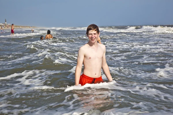 Хлопчик насолоджується прекрасним океаном і пляжем — стокове фото