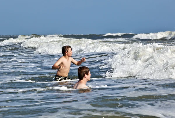 欣赏美丽的海洋和海滩男孩 — 图库照片
