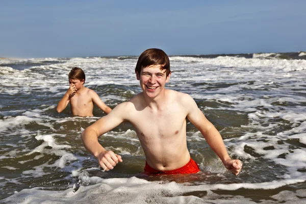 Pojken njuter av vackra havet och stranden — Stockfoto