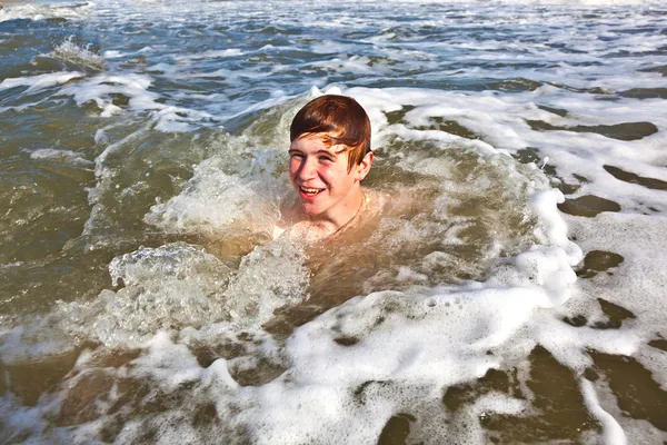 Chlapec se těší krásné moře a pláže — Stock fotografie