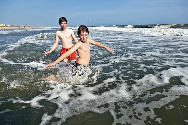 Jungen genießen das schöne Meer und den Strand — Stockfoto
