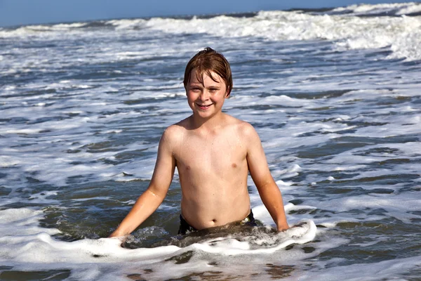 Мальчики наслаждаются прекрасным океаном и пляжем — стоковое фото