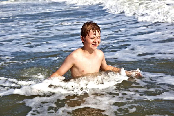 Niños disfrutando del hermoso océano y la playa —  Fotos de Stock