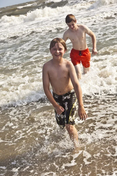 Хлопчики насолоджуються прекрасним океаном і пляжем — стокове фото