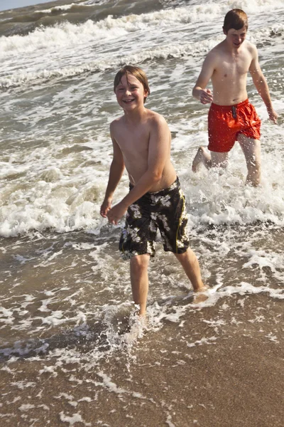 Jongens genieten van de prachtige oceaan en het strand — Stockfoto