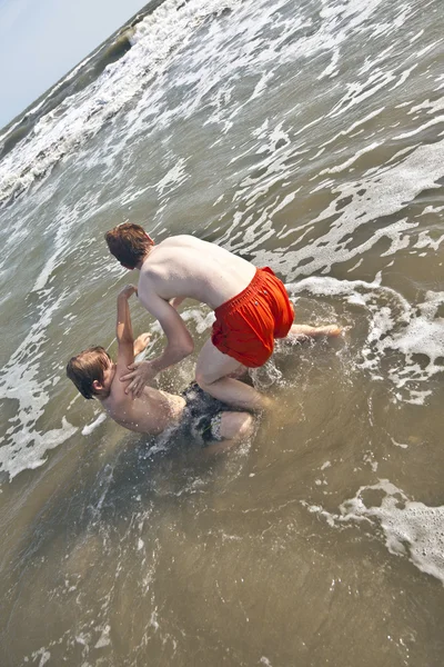 Jongens genieten van de prachtige oceaan en het strand — Stockfoto