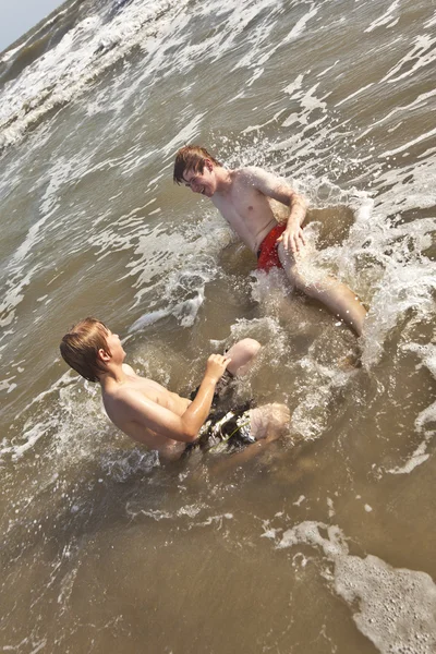 Jungen genießen das schöne Meer und den Strand — Stockfoto