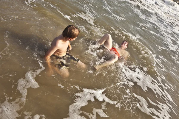 Αγόρια, απολαμβάνοντας την όμορφη ωκεανό και την παραλία — Φωτογραφία Αρχείου