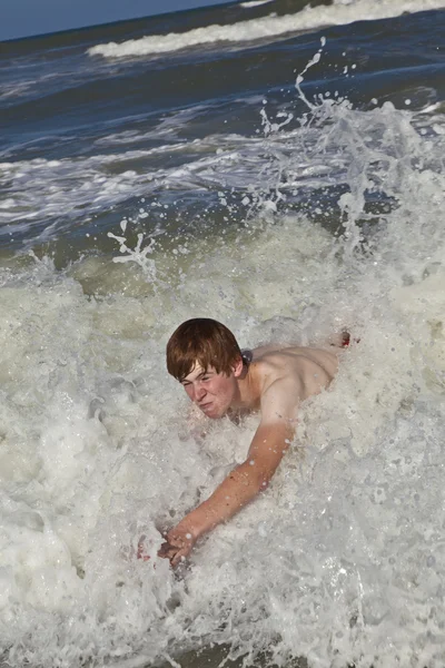 Child has fun in the waves — Stockfoto