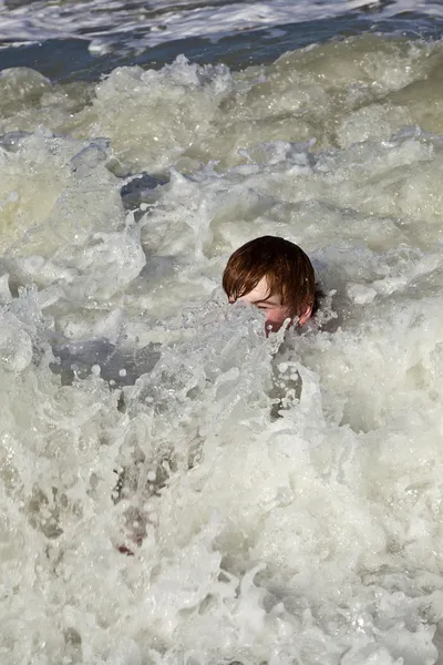 Dítě má zábavu ve vlnách — 图库照片