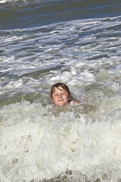 Child has fun in the waves — Stockfoto