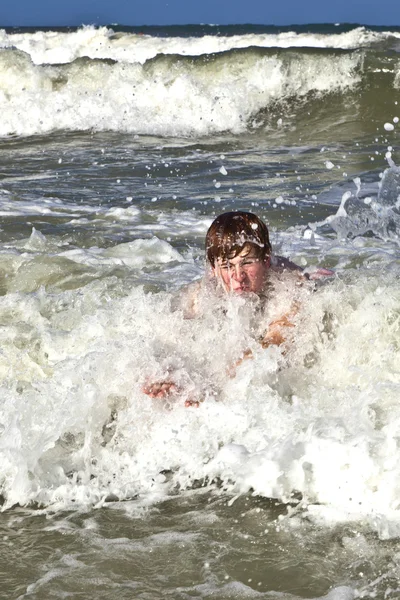 L'enfant s'amuse dans les vagues de l'océan — Photo