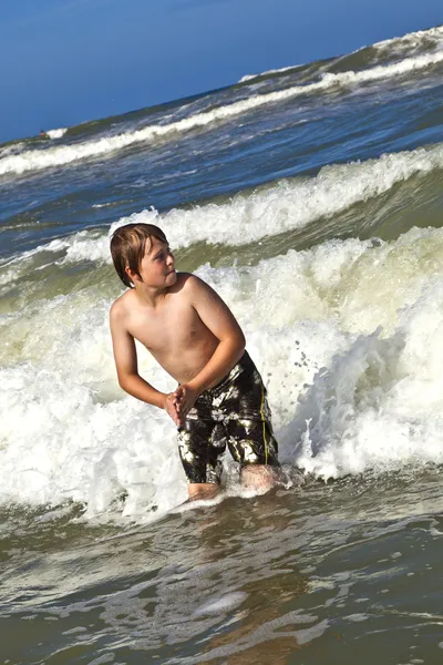 Niño se divierte en las olas —  Fotos de Stock