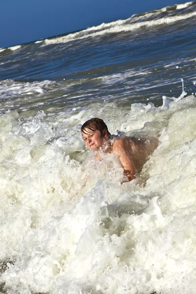 Child has fun in the waves — Stok fotoğraf