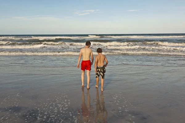 Brothers have fun at the beautiful neach of the ocean — Stock Photo, Image