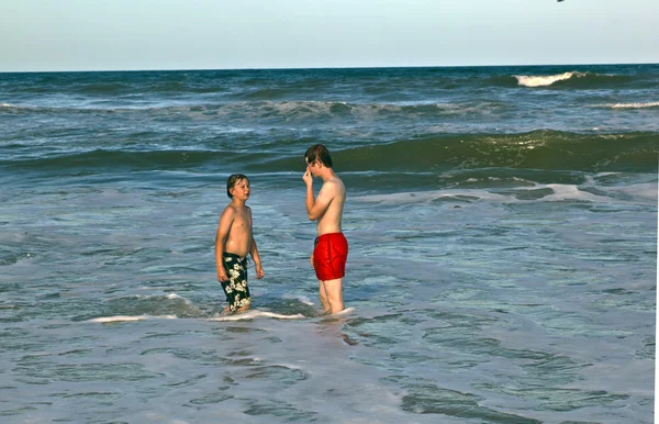Bratři se bavit na krásné neach oceánu — Stock fotografie