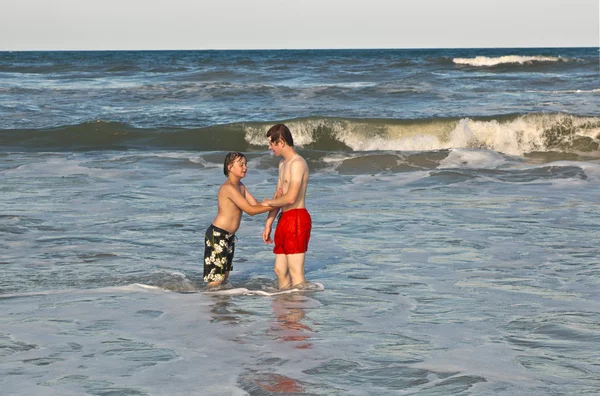 Brothers have fun at the beautiful neach of the ocean — Stock Photo, Image