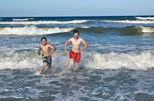Irmãos, divirtam-se no belo neach do oceano — Fotografia de Stock