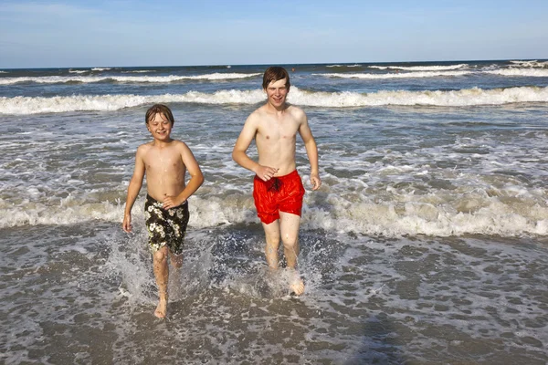 Bracia będą bawić się w piękne neach oceanu — Zdjęcie stockowe