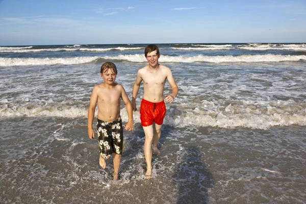 兄弟は海の美しい neach で楽しい時を過す — ストック写真