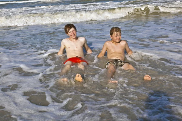 Los hermanos se divierten en la hermosa neach del océano —  Fotos de Stock