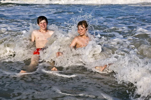 Αδελφούς να διασκεδάσουν με την όμορφη neach του ωκεανού — Φωτογραφία Αρχείου