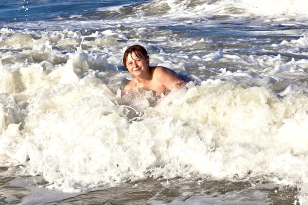 孩子在大海的波浪有乐趣 — 图库照片