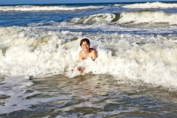 Barn har kul i vågor i havet — Stockfoto