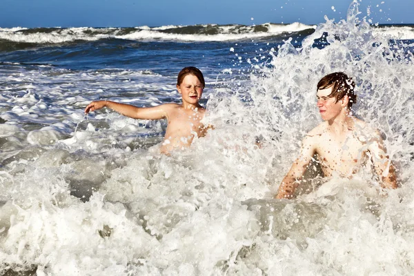 Criança se diverte nas ondas do oceano — Fotografia de Stock