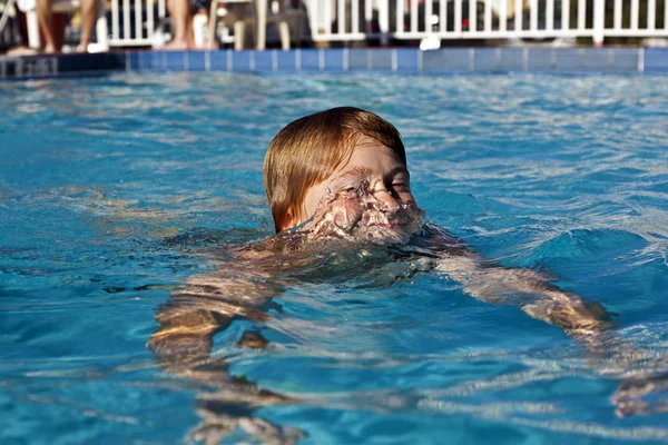 Heureux enfant nage dans la piscine — Photo