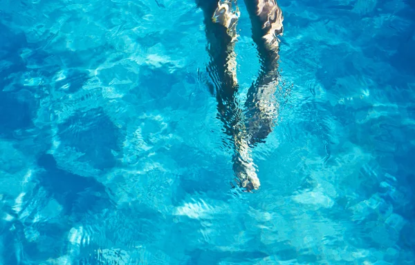 Füße im Pool — Stockfoto