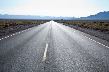 Devlet yolu 190 Ölüm Vadisi üzerinde sürüş